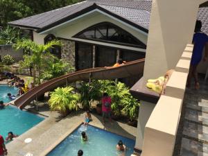 Naguilian的住宿－Bella Vista Resort，享有度假村游泳池的顶部景致