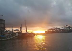 um grupo de barcos ancorados num porto ao pôr-do-sol em Suíte Barros em Navegantes