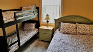מיטה או מיטות קומותיים בחדר ב-Maya's Villa
