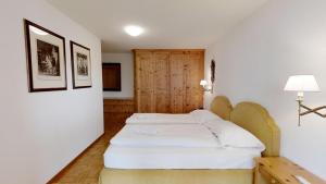 1 dormitorio con 2 camas en una habitación en Prüveda A0.1, en Silvaplana