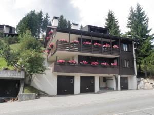 een gebouw met roze bloemen op de balkons bij Barlangia (453 Ko) in Valbella