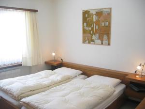 レンツァーハイデにあるAllod (369 St) Whg. Nr. 402の窓付きの客室で、白いベッド2台が備わります。
