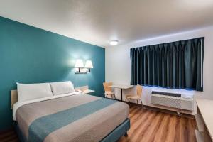 Postel nebo postele na pokoji v ubytování Motel 6-Spokane, WA - West + 16 fotografií