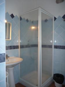 ein Bad mit einer Dusche und einem Waschbecken in der Unterkunft Agriturismo Testone in Benetutti