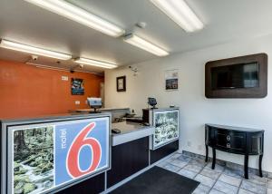 Kuchyň nebo kuchyňský kout v ubytování Motel 6-Spokane, WA - West