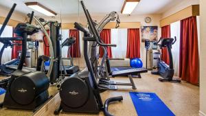 een fitnessruimte met loopbanden en crosstrainers bij Best Western Parsons Inn in Parsons
