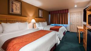 Postel nebo postele na pokoji v ubytování BEST WESTERN PLUS Hartford Lodge + 5 fotografií