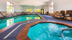 una piscina in una camera d'albergo con piscina di BEST WESTERN PLUS Hartford Lodge a Sutherlin