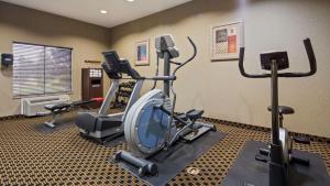 a fitness room with a gym with tread machines at Best Western Plus Goodman Inn & Suites in Horn Lake