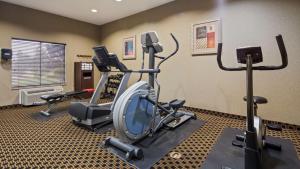 Best Western Plus Goodman Inn & Suites tesisinde fitness merkezi ve/veya fitness olanakları