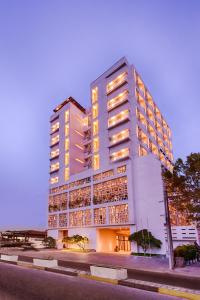 un edificio blanco alto con luces encendidas en Jetwing Jaffna, en Jaffna