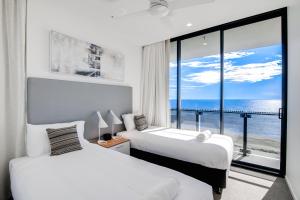 Llit o llits en una habitació de Iconic Kirra Beach Resort