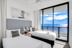 Postel nebo postele na pokoji v ubytování Iconic Kirra Beach Resort + 37 fotografií