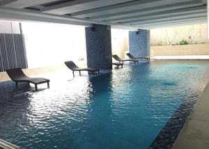 Bazén v ubytování Stay Amare Residences Malate nebo v jeho okolí