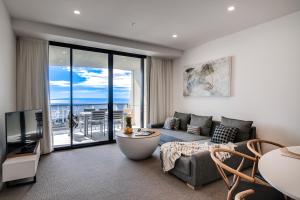 Zona d'estar a Iconic Kirra Beach Resort