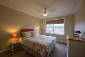 Giường trong phòng chung tại Flinders Bush Retreats