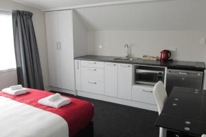 Kuchyň nebo kuchyňský kout v ubytování Abbey Motor Lodge