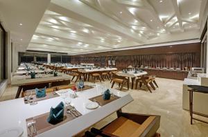 ห้องอาหารหรือที่รับประทานอาหารของ The Kumbha Residency by Trulyy - A Luxury Resort and Spa