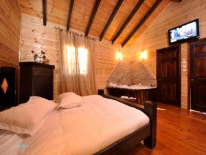 a bedroom with a bed in a wooden room at Good Zimmer With Love in Sede Terumot