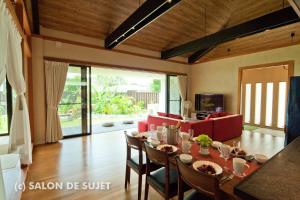 Area tempat duduk di Bougain Terrace Resort Thi-chi House