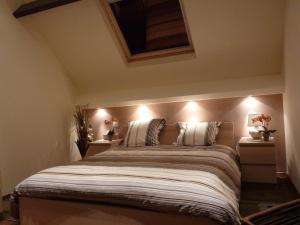 Un dormitorio con una cama grande con luces. en Clos Mariotte en Vouvray