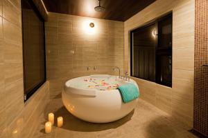 Koupelna v ubytování Bougain Terrace Resort Thi-chi House + 28 fotografií