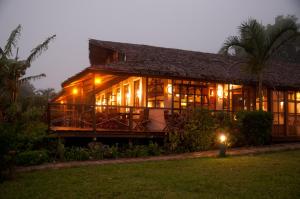 une maison éclairée la nuit avec des lumières dans l'établissement Nature Lodge, à Diego Suarez
