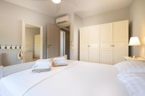 Кровать или кровати в номере Ammouda Villas