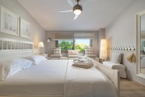 Un pat sau paturi într-o cameră la Ammouda Villas