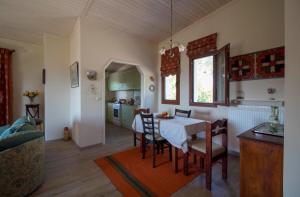 een keuken en eetkamer met een tafel en stoelen bij Laconian Collection Ano Chora Vordonia in Sparta