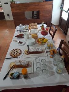 une table avec un tissu de table blanc et de la nourriture dans l'établissement Agriturismo L'Ulivo, à Padula