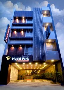 um edifício com um parque hyundai em frente em The Hydel Park - Business Class Hotel - Near Central Railway Station em Chennai