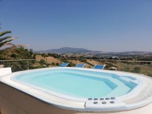 uma grande piscina no topo de um edifício em Villa Belvedere Degli Ulivi em Osimo