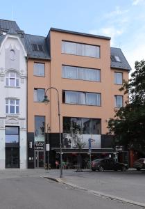 een groot gebouw met een auto voor de deur bij Ruby Blue in Ostrava