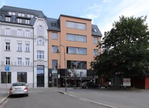 een gebouw in een straat waar auto's voor geparkeerd staan bij Ruby Blue in Ostrava