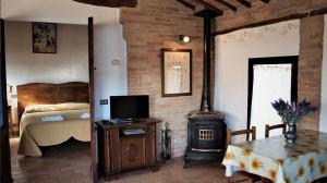 Postel nebo postele na pokoji v ubytování Agriturismo La Grotta Di Montecchino