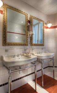 a bathroom with two sinks and a mirror at Best Western Premier Trocadero La Tour in Paris