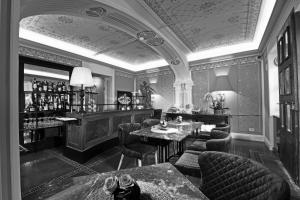 una stanza con bar con tavoli e sedie di La Ribezza Boutique Hotel - Adults Only a Monforte dʼAlba
