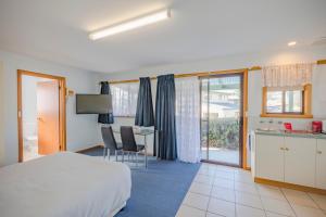 Kuchyň nebo kuchyňský kout v ubytování Queechy Motel