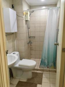 een badkamer met een toilet en een douche bij Cozy Studio Unit in Soho central Private Residences in Manilla