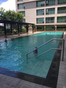 een persoon in een zwembad in een gebouw bij Cozy Studio Unit in Soho central Private Residences in Manilla