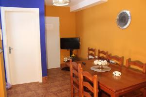 comedor con mesa y TV en vivienda de uso Turístico El Jabalon en Villanueva de los Infantes