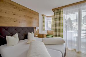 Rúm í herbergi á Hotel Enzian Paznaun
