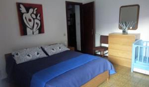 トルヴァイアニカにあるCa' Ginevraのベッドルーム(青いベッド1台、鏡付)