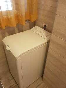 アーチ・カステッロにあるCasa Scoglieraの- 小さな白い洗濯機&乾燥機(客室内)
