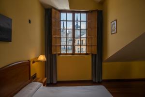 a bedroom with a bed and a large window at Hotel Aroi Bierzo Plaza in Ponferrada