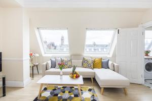 sala de estar con sofá y mesa en Luxury 2 Bedroom Apartment in South kensington en Londres