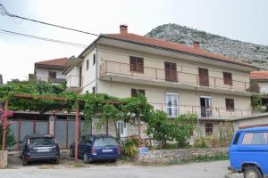 een huis met twee auto's ervoor geparkeerd bij Apartman Hrupjela in Trebinje