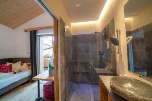 费斯Hotel Sedona Lodge的带淋浴、水槽和浴缸的浴室