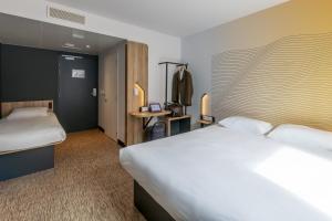 B&B HOTEL Bordeaux Centre Gare Saint-Jean tesisinde bir odada yatak veya yataklar